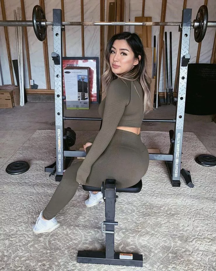 She can fill out some yoga pants She can fill out some yoga pants