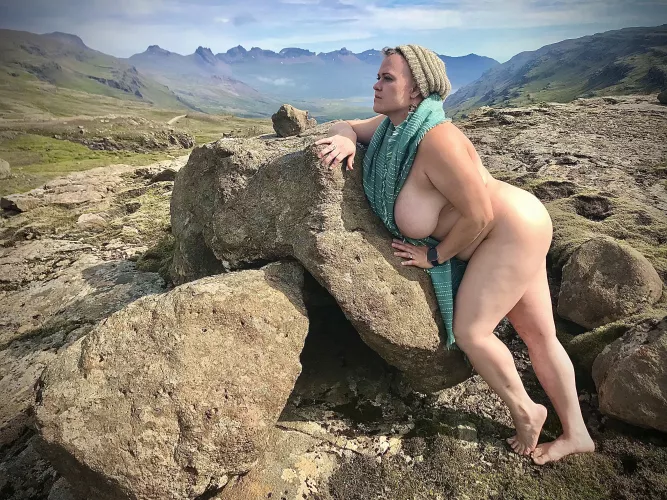 She can leave her hat on.