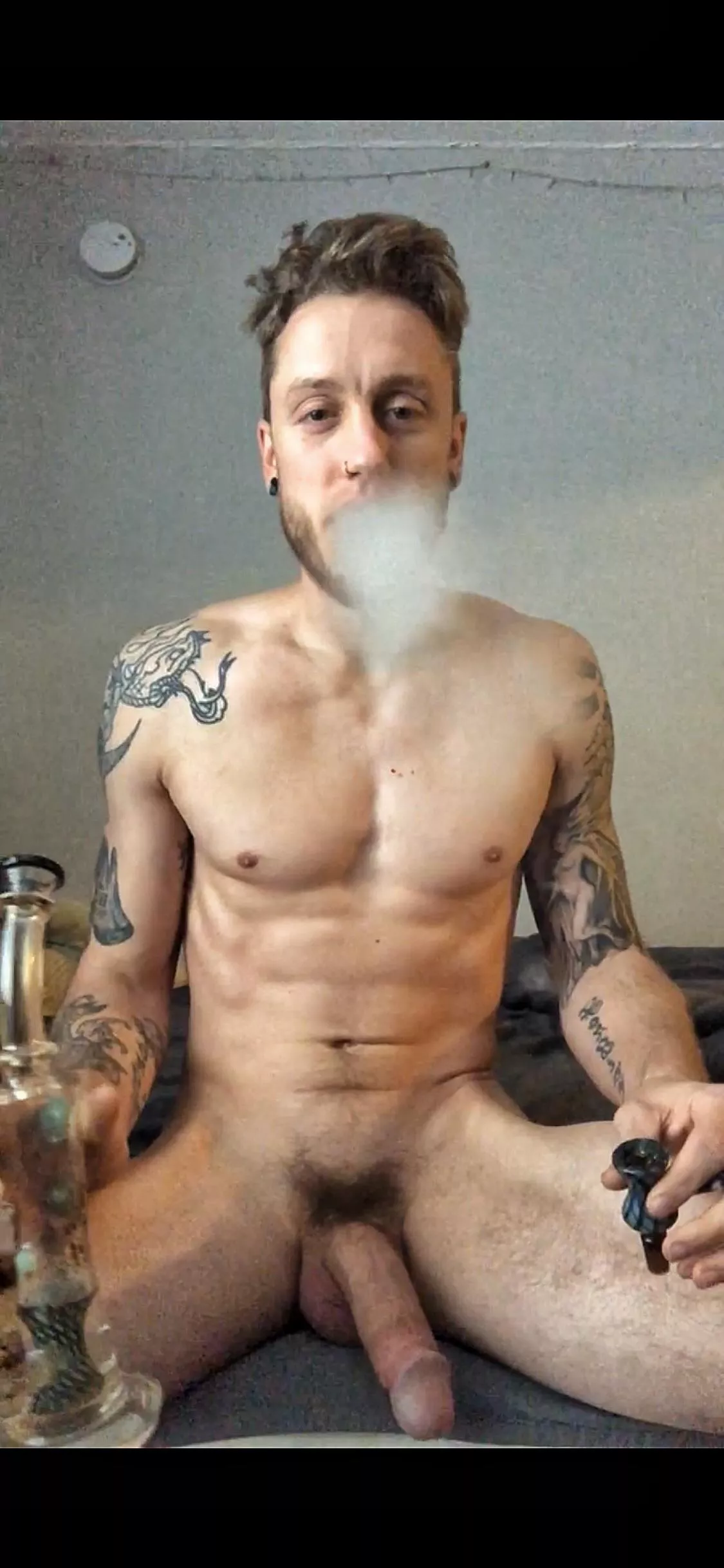 She just wanna smoke & fuck😈