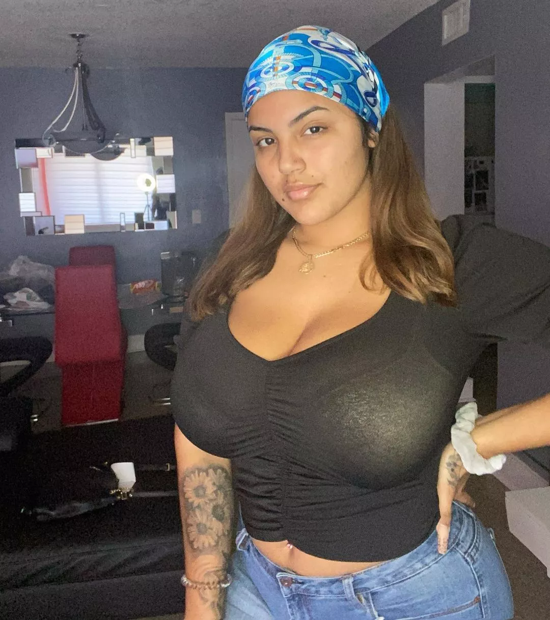 She knows what's going on She knows what's going on