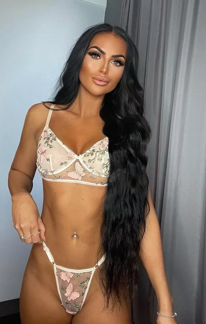 She leaves little to the imagination.... 🔥 She leaves little to the imagination.... 🔥