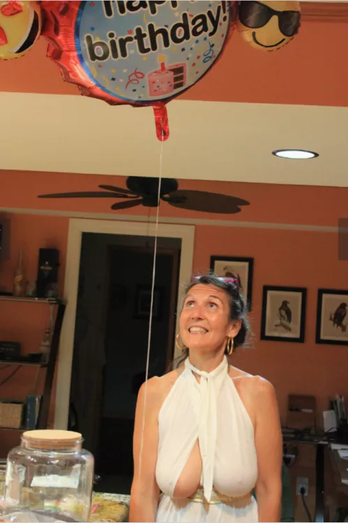 She looks at the balloon above, but the others look at another balloon... She looks at the balloon above, but the others look at another balloon...