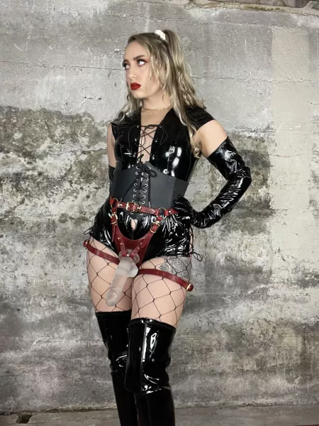 She’s a killer Queen 💋🖤 [oc]