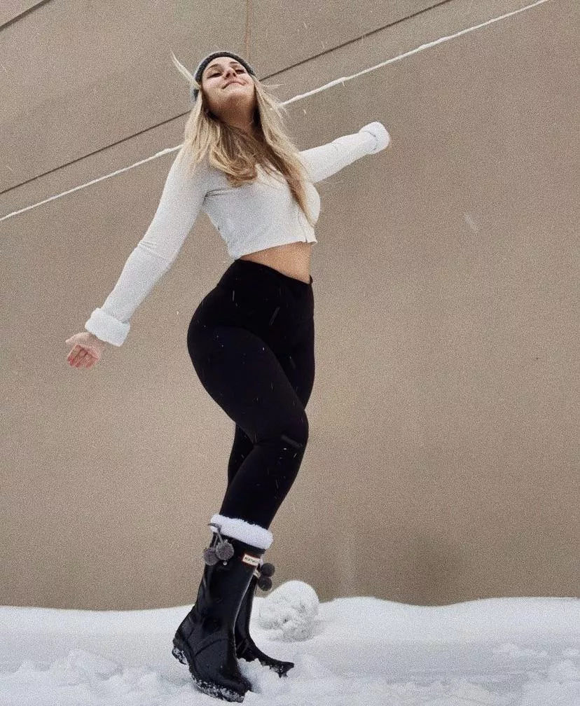 She’s a snow bunny ❄️🐰