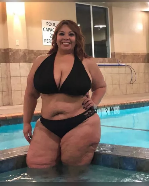She's got a big beautiful smile and a big beautiful body She's got a big beautiful smile and a big beautiful body