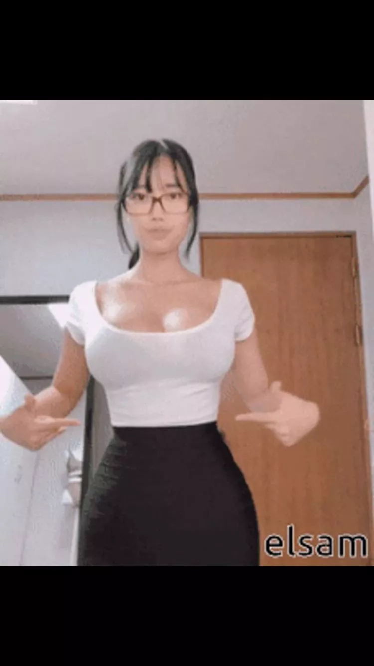 She’s got a hourglass body with so much curves? What’s her name? She’s got a hourglass body with so much curves? What’s her name?