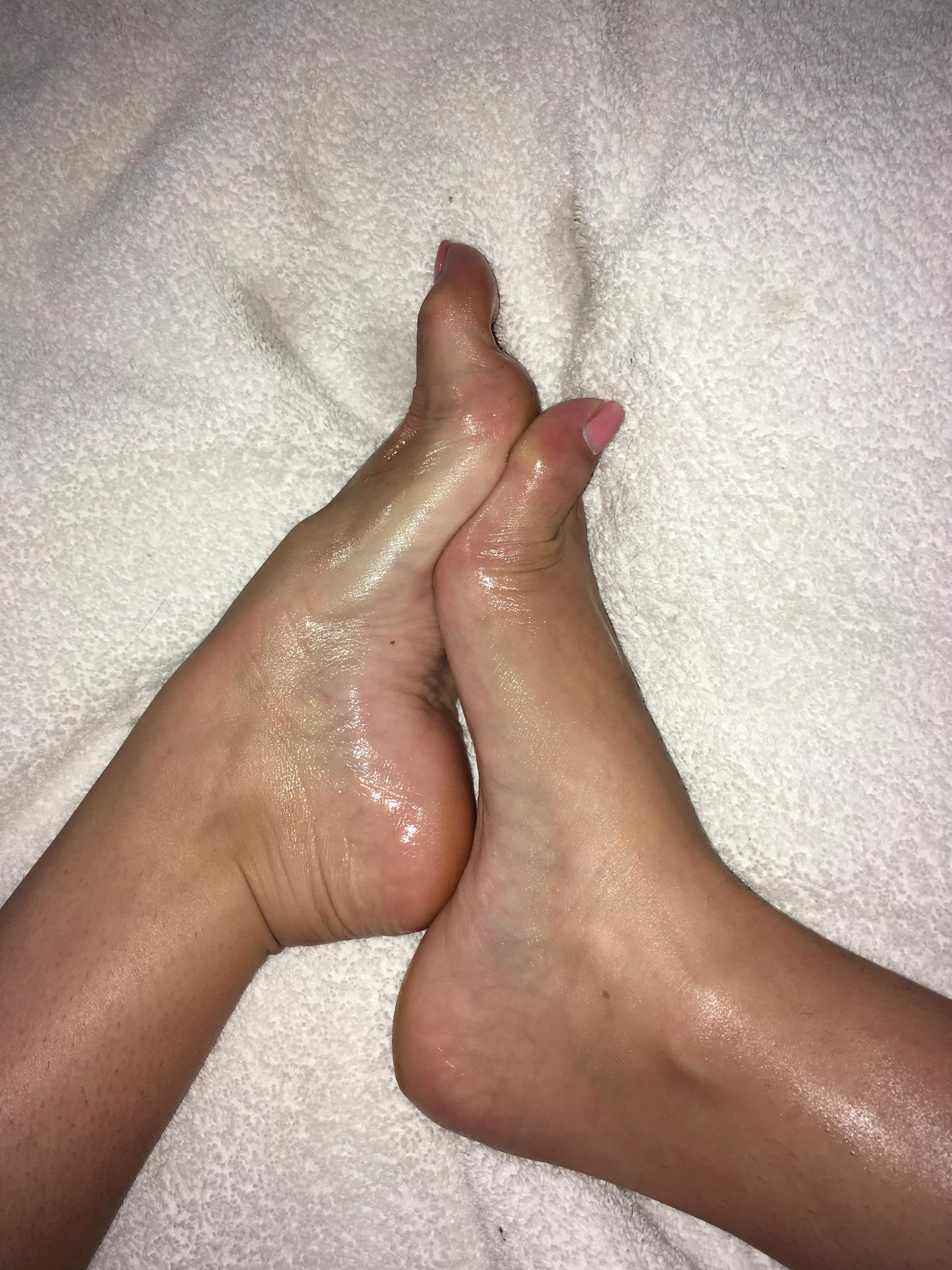 shiny oiled feet 👣 💦 shiny oiled feet 👣 💦