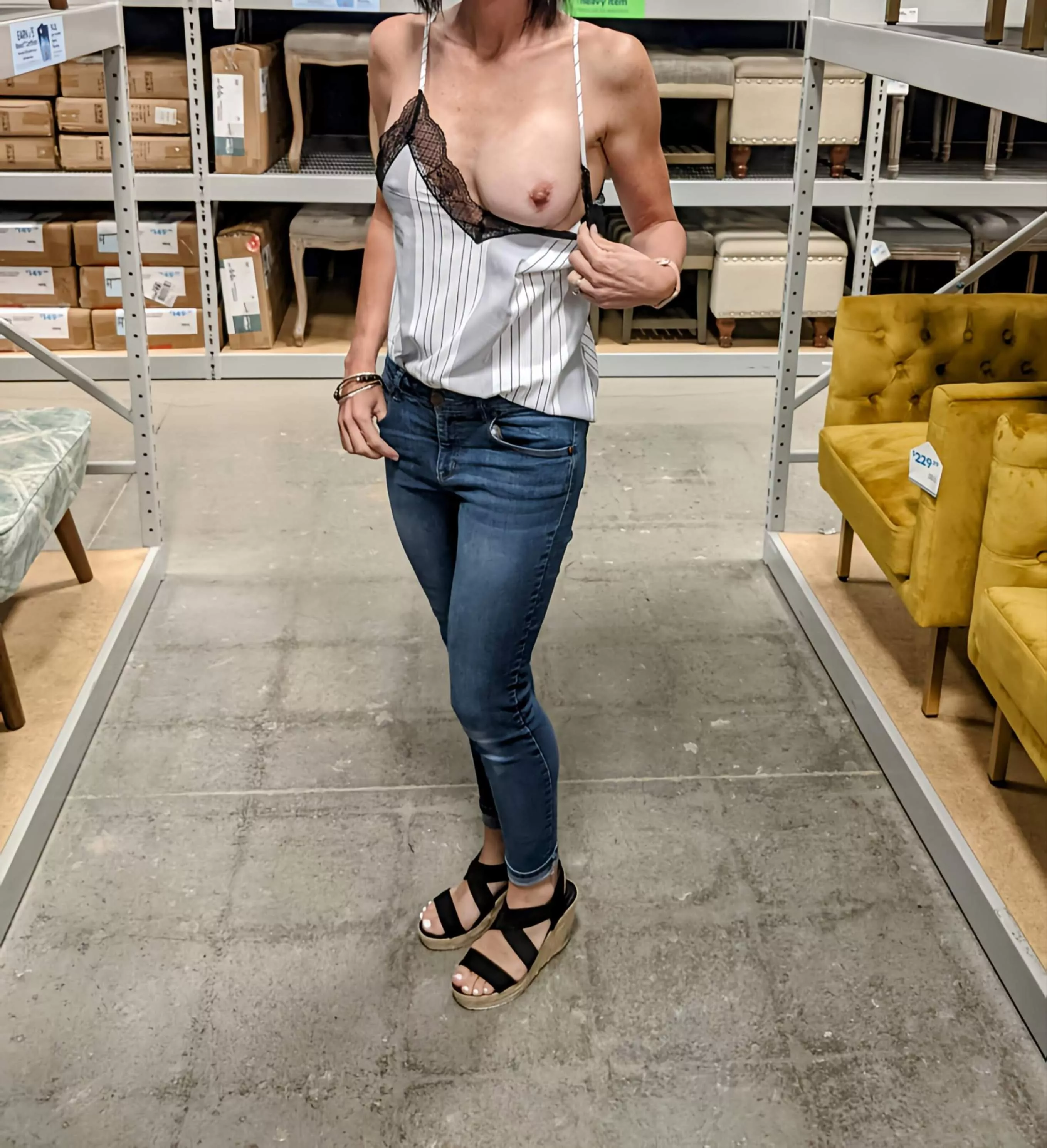 Shopping titty flash 📸