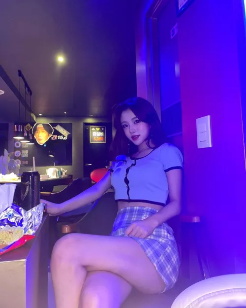 Short skirt and thighs