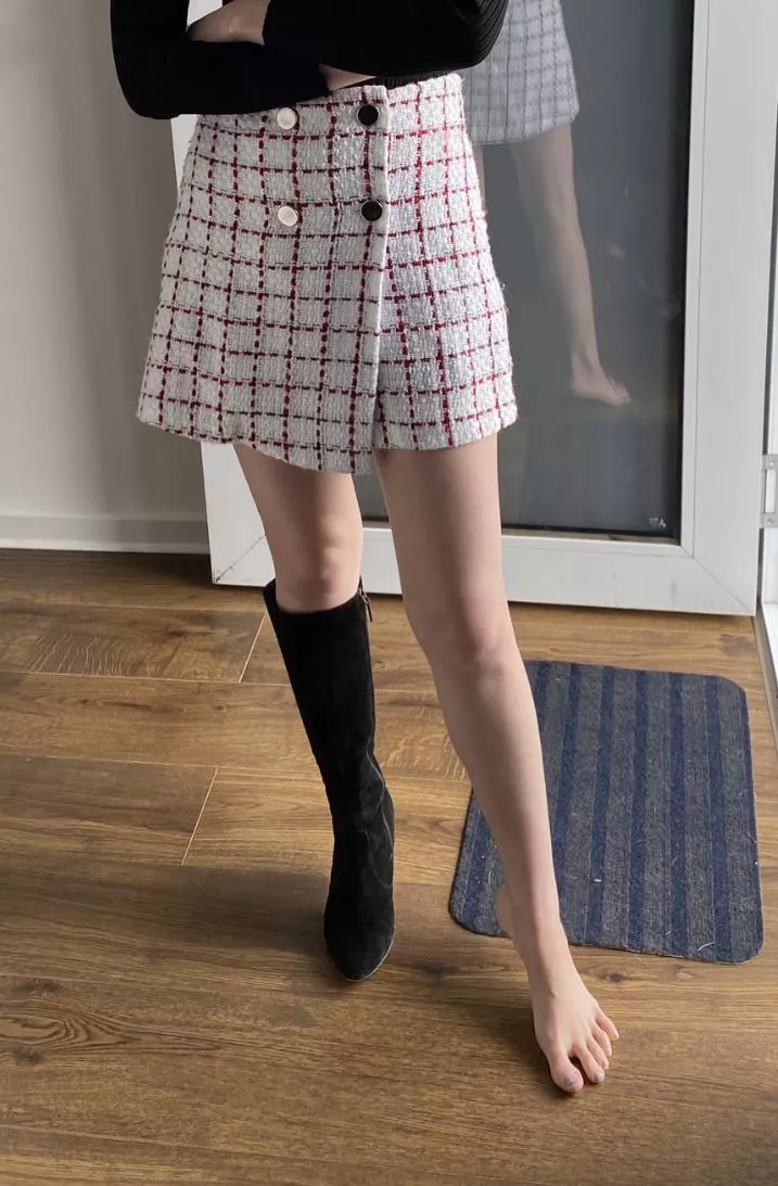 Short skirt with boots. And of course, no socks 😈