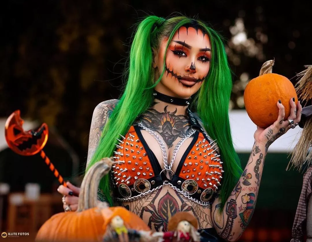 Shotzi is one sexy pumpkin 🎃 Shotzi is one sexy pumpkin 🎃