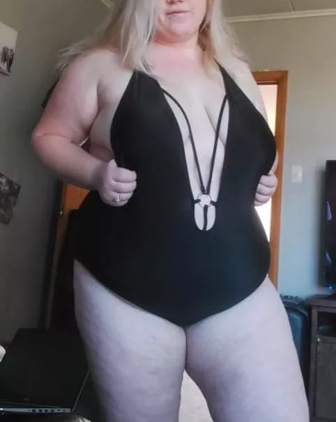 Should be enough cleavage for the pool 🤭😈