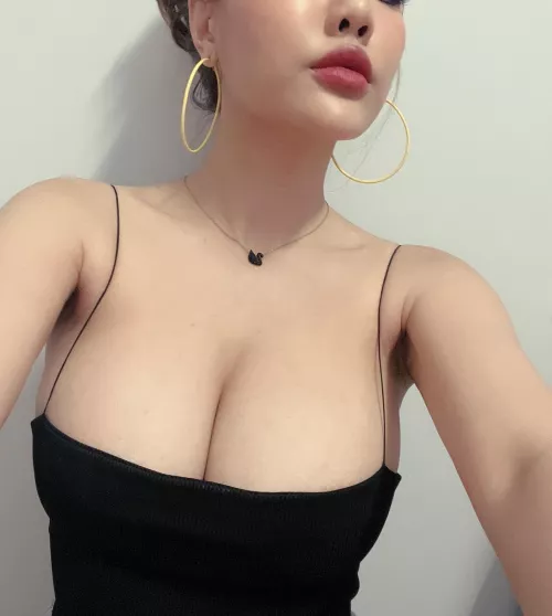 Should I bust your face on my busty tits? π Should I bust your face on my busty tits? π