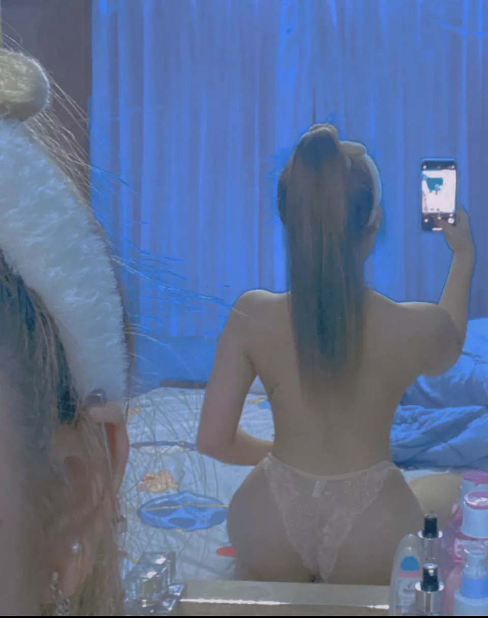 should i do more squats or my booty is enough?🙈 I’m so sweaty after working out so i removed my top 🥵