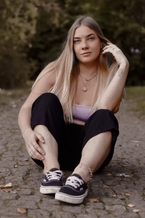 Should I spread my legs for u ? Should I spread my legs for u ?