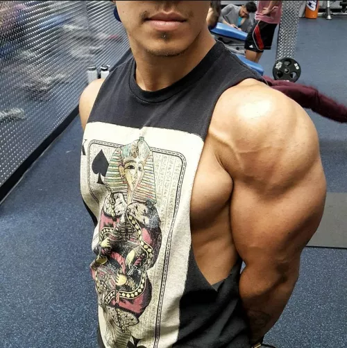 Shoulders are poppin!
