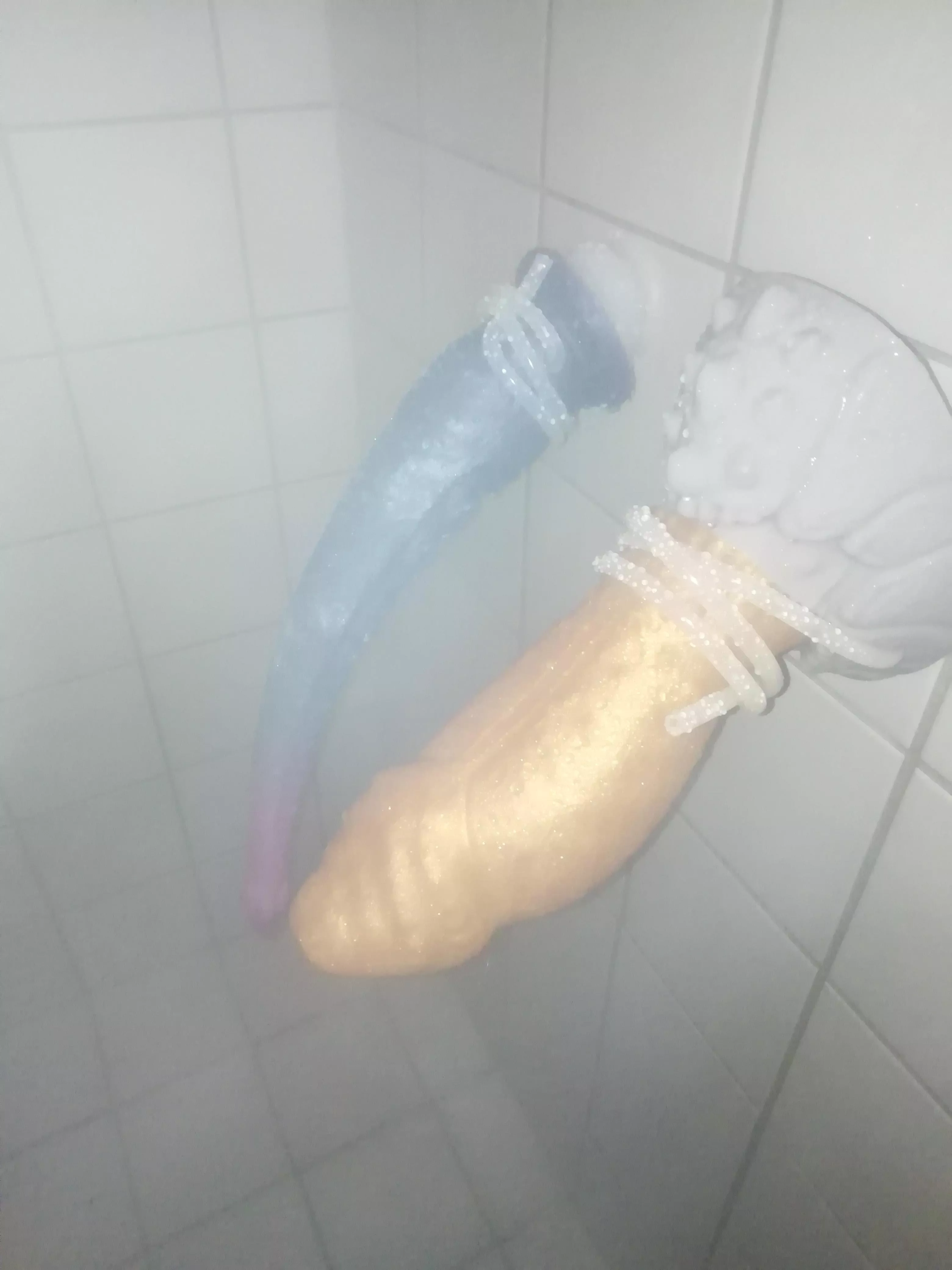 Shower time 🤤 large crackers and medium sinnovator