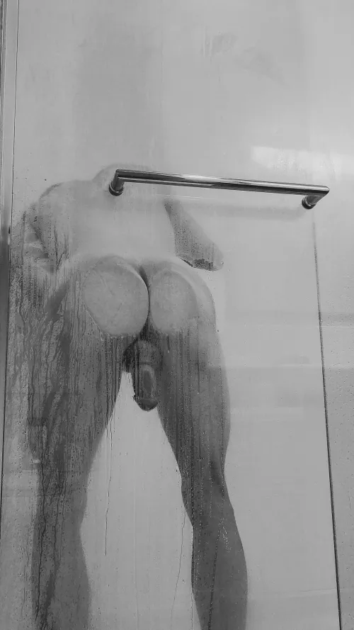 Shower with me? 😊🍑