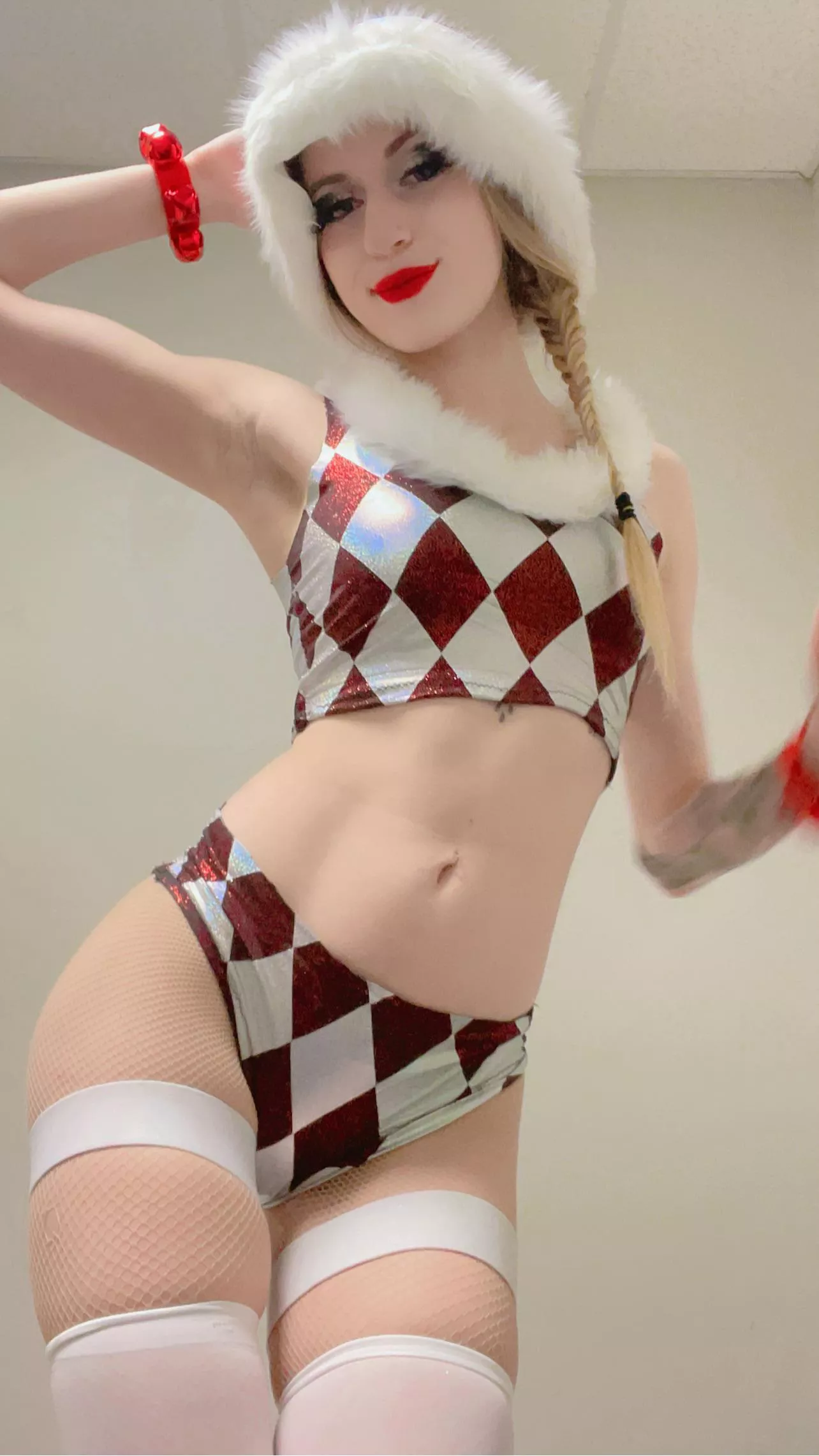 Showing off my armpits at work 😜