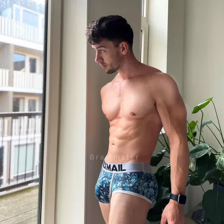 Showing off my Bulge to the Neighbors Showing off my Bulge to the Neighbors