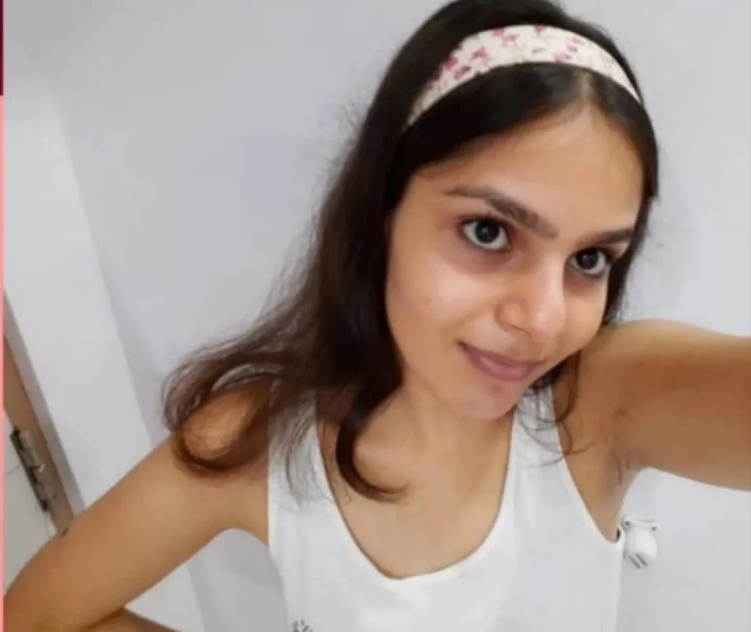 Showing us that she shaved and sweating now. Comment if fapping for her💋💦