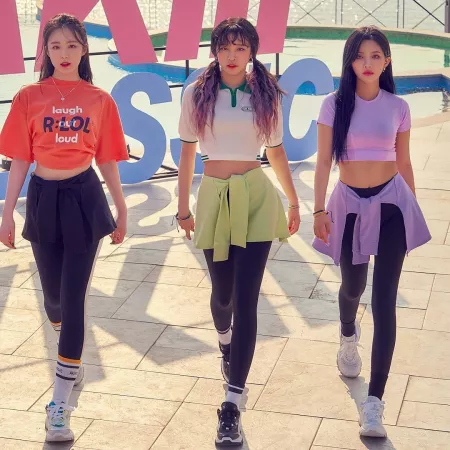 Shuhua-YuQi- Soyeon- G Idle