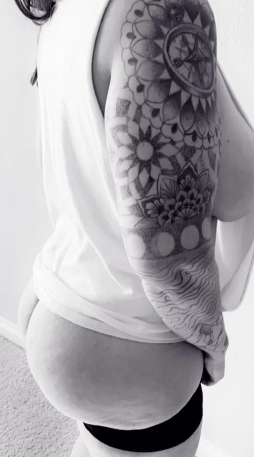 Side booty and side boob