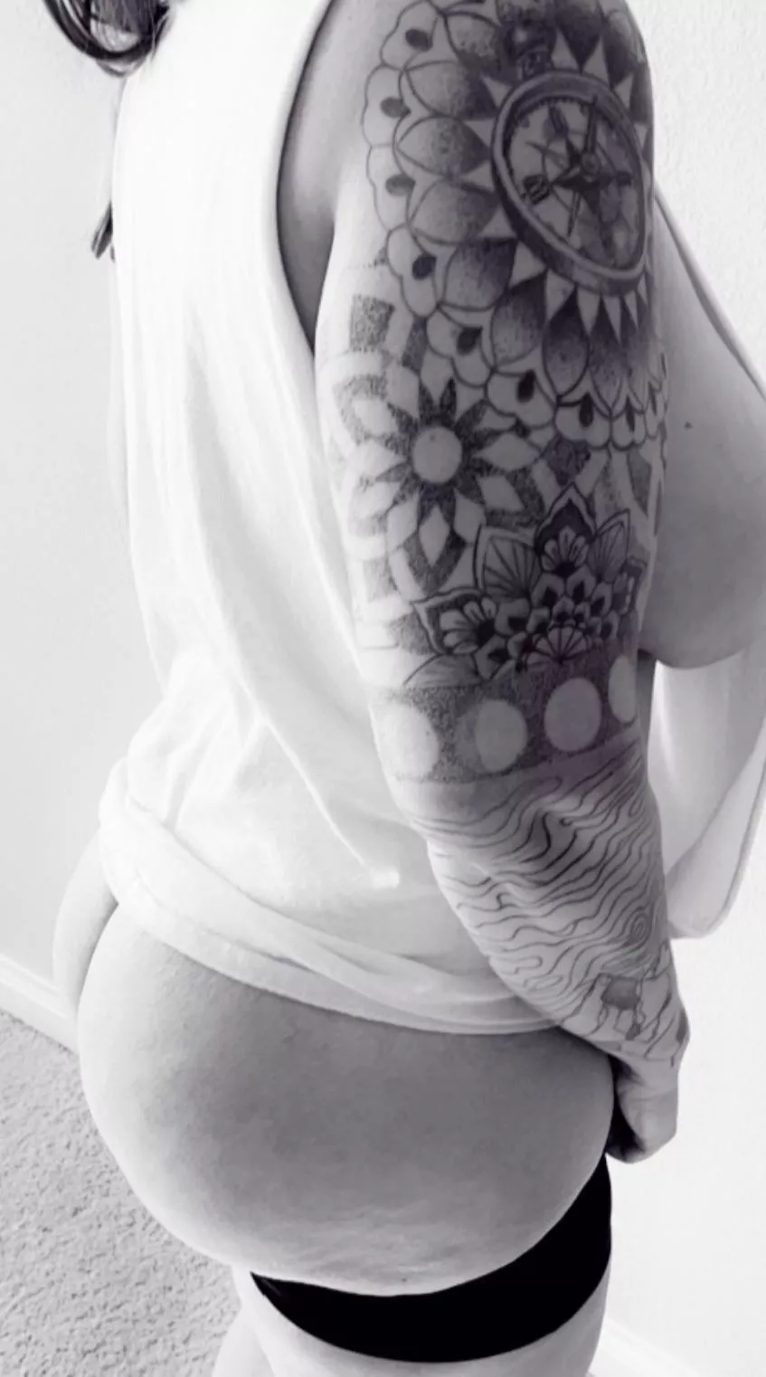 Side booty and side boob