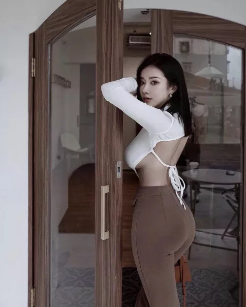 Sideboob and tight ass Sideboob and tight ass