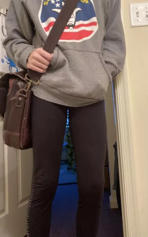 Simple fit for the day, I figure Iโve gotta start someone! Leggings today, skirts tomorrow (figuratively) โบ๏ธ Simple fit for the day, I figure Iโve gotta start someone! Leggings today, skirts tomorrow (figuratively) โบ๏ธ