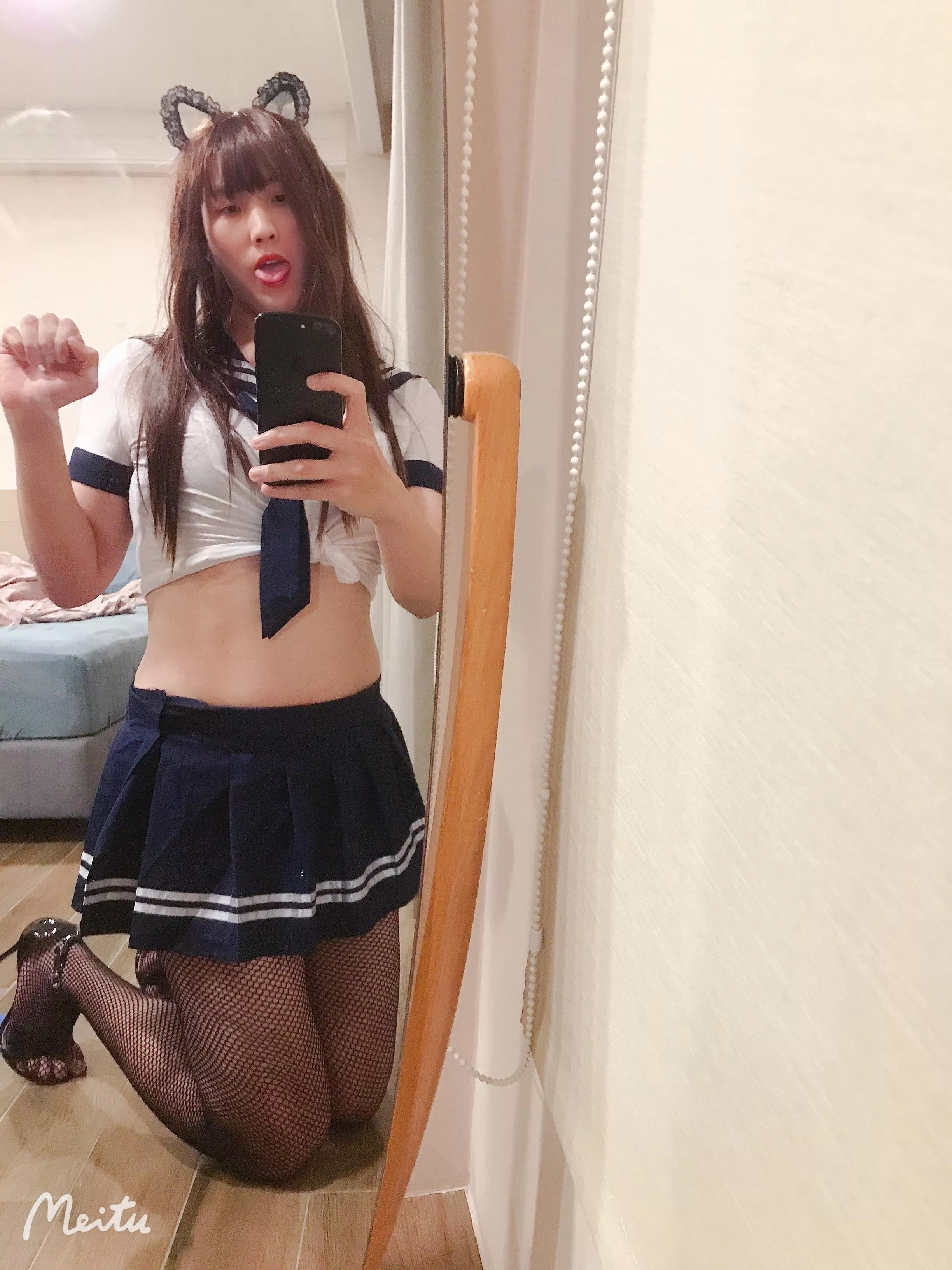 Since i’m too naughty, my teacher makes me kneel on my knees.