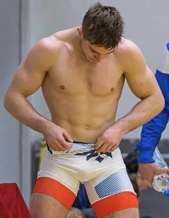 “Singlet pulled down” … “Singlet pulled down” …