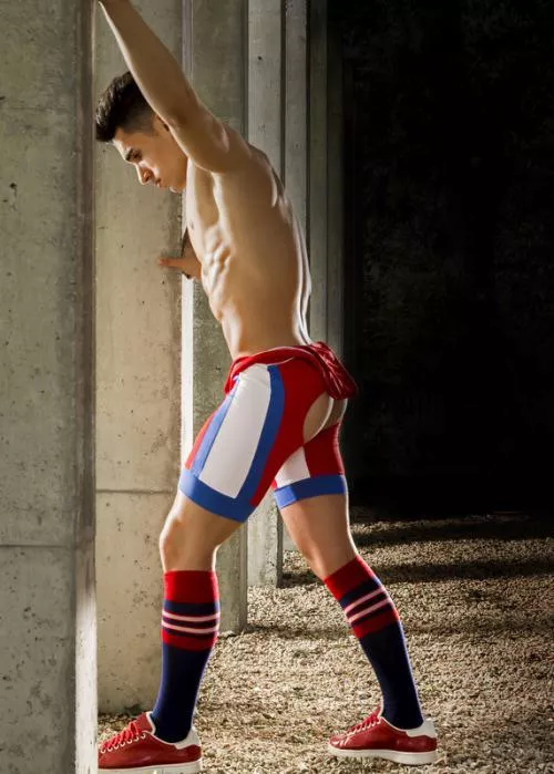 “Singlet pulled down” … “Singlet pulled down” …