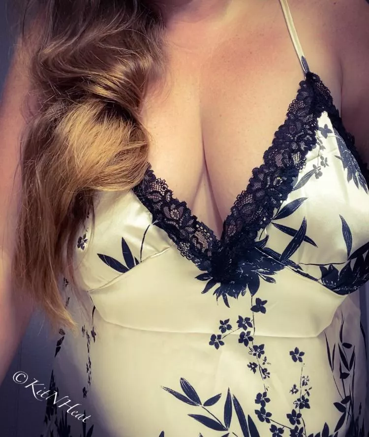 🎵 Sister, shoulder, daughter, lover, healer, broken halo 🎵 (f) 🎵 Sister, shoulder, daughter, lover, healer, broken halo 🎵 (f)