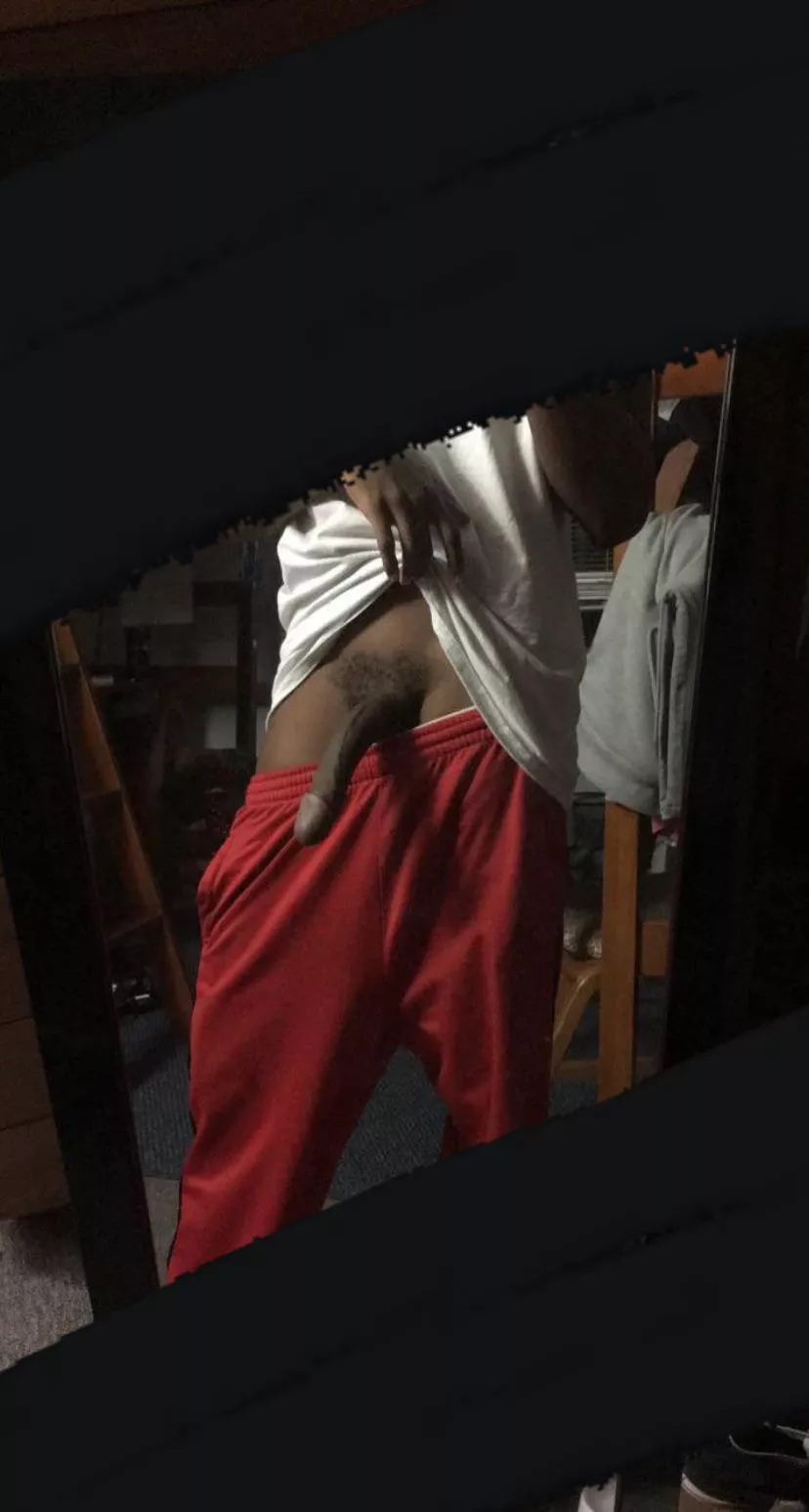 skinny guys = most hung, argue wit yo mom🤷🏾‍♂️