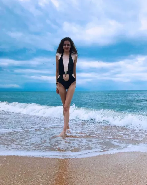 skinny legs 😊💦👅