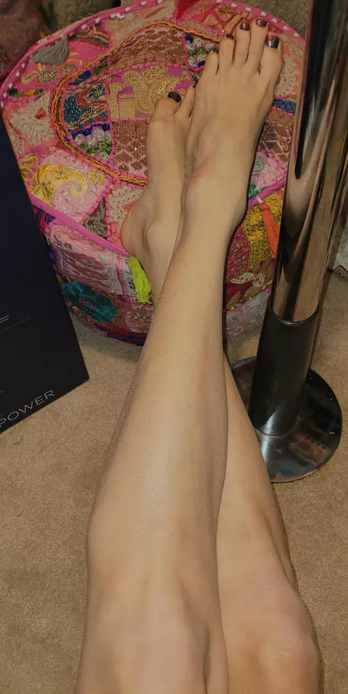 Skinny legs and tiny toes Skinny legs and tiny toes