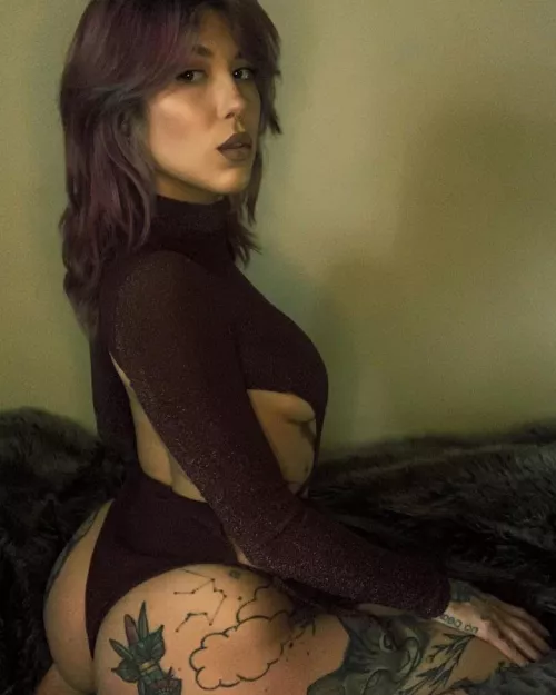 Skinny with a nice butt π»