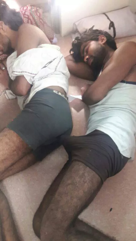 Sleeping with a straight friend! Sleeping with a straight friend!
