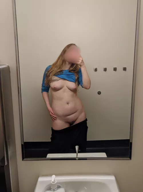 Slow day at work 😏 (23F) Slow day at work 😏 (23F)