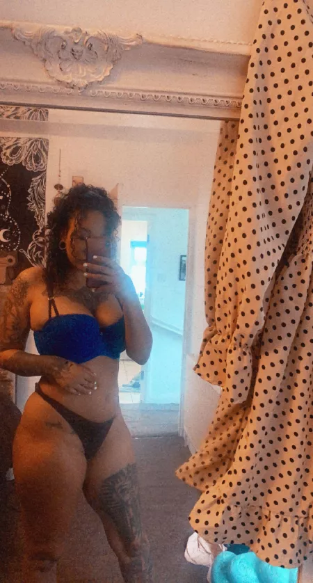 Small waist and thick thighs Small waist and thick thighs