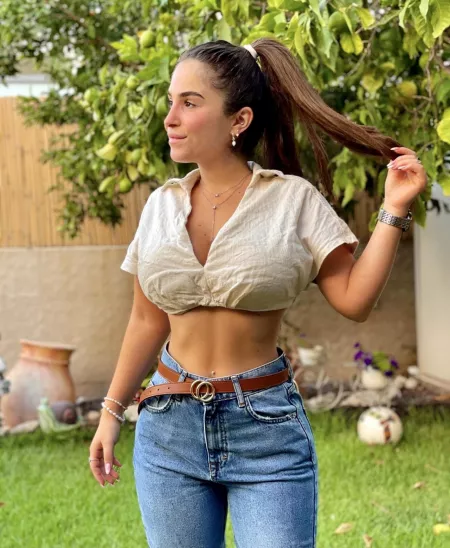 Small waist, pretty face and a big rackโฆ