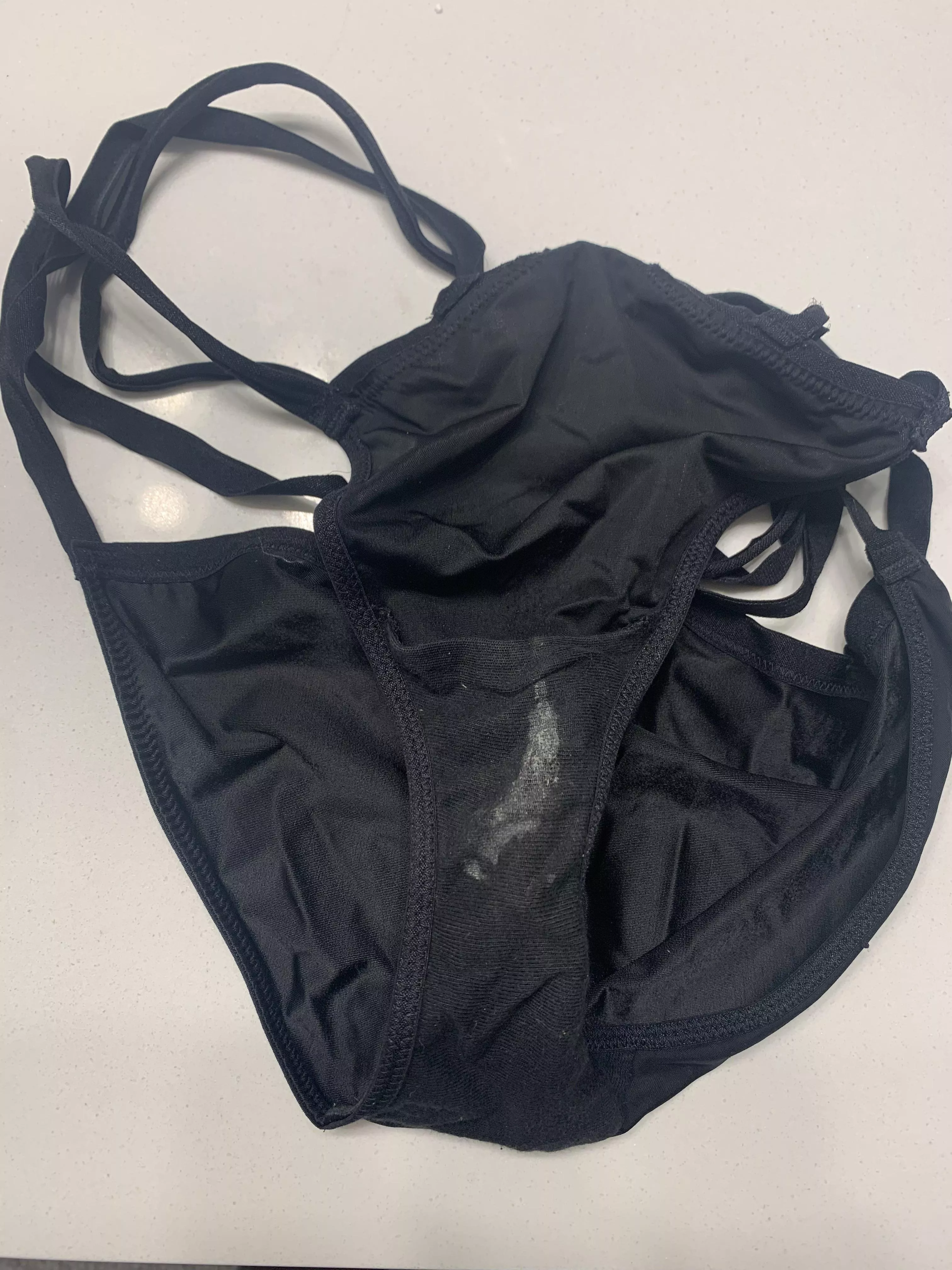 Smell my intoxicating Colombian ass and pussy! I offer panties, socks, sexting, GFE, pictures and videos. Let’s chat and have some fun [Selling][F][USA]