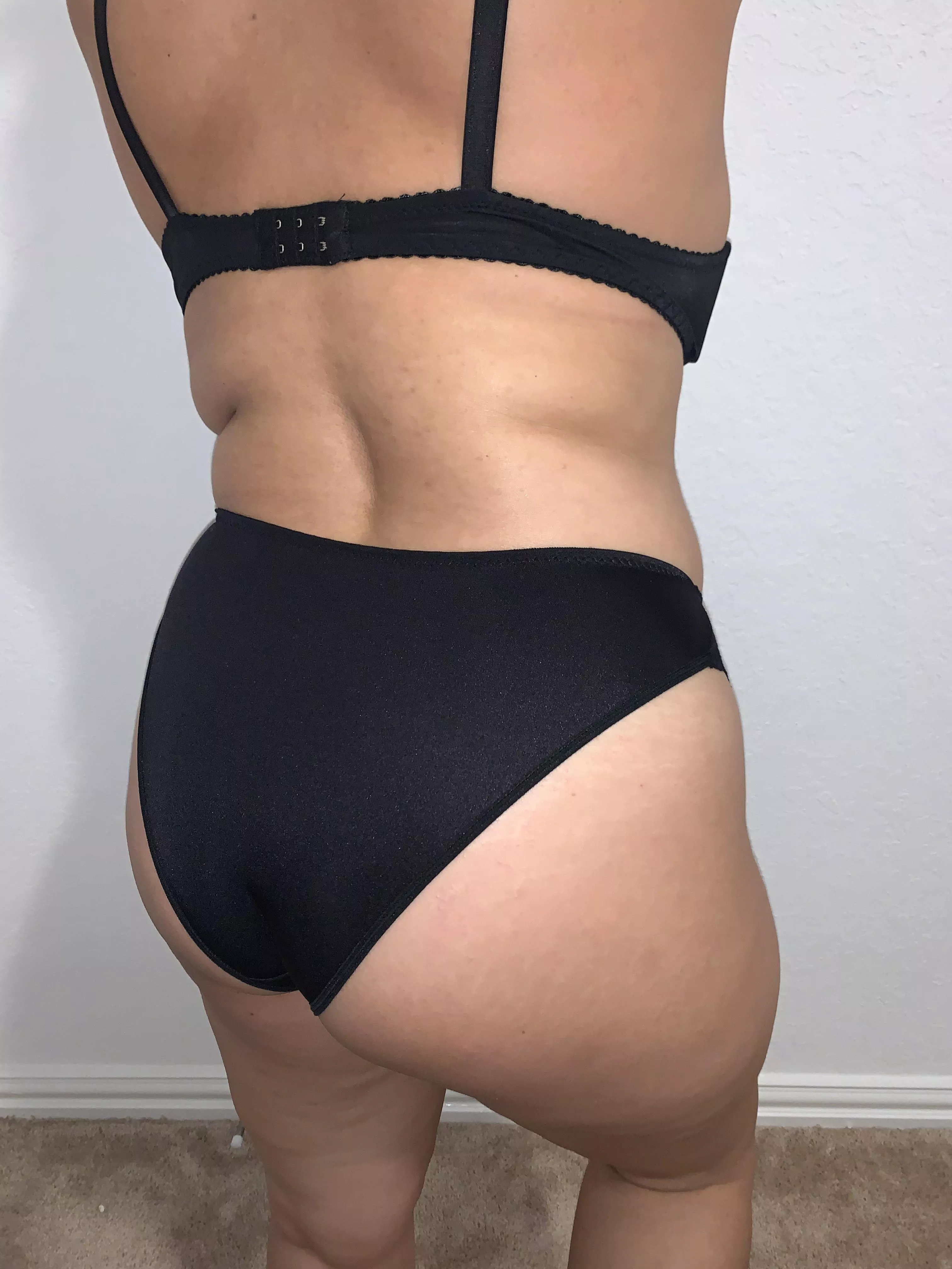 Smell my intoxicating Colombian ass and pussy! I offer panties, socks, sexting, GFE, pictures and videos. Let’s chat I promise I don’t bite…unless you want me to![Selling][F][USA]