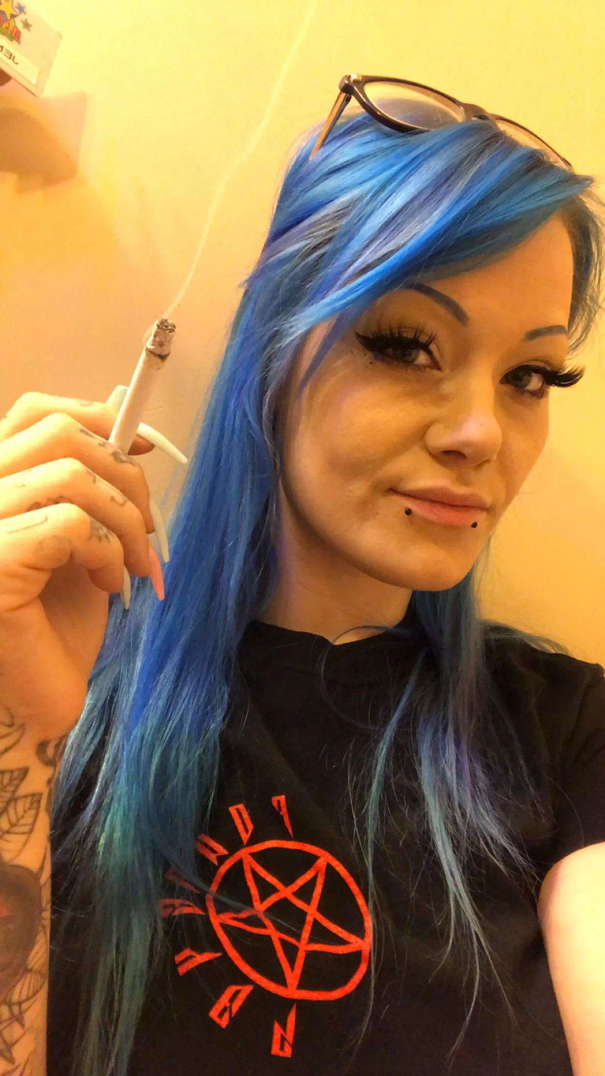 Smoking inside 😈 Smoking inside 😈