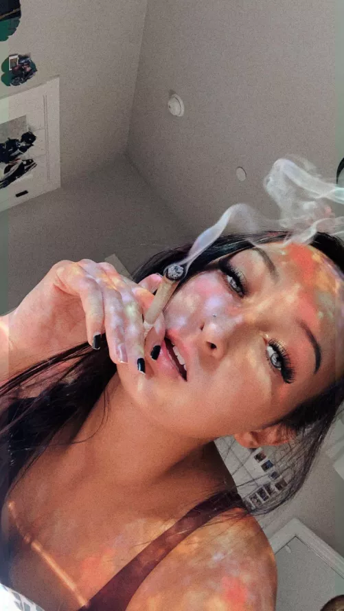 Smoking pot & smoking hot ❤️‍🔥🍃