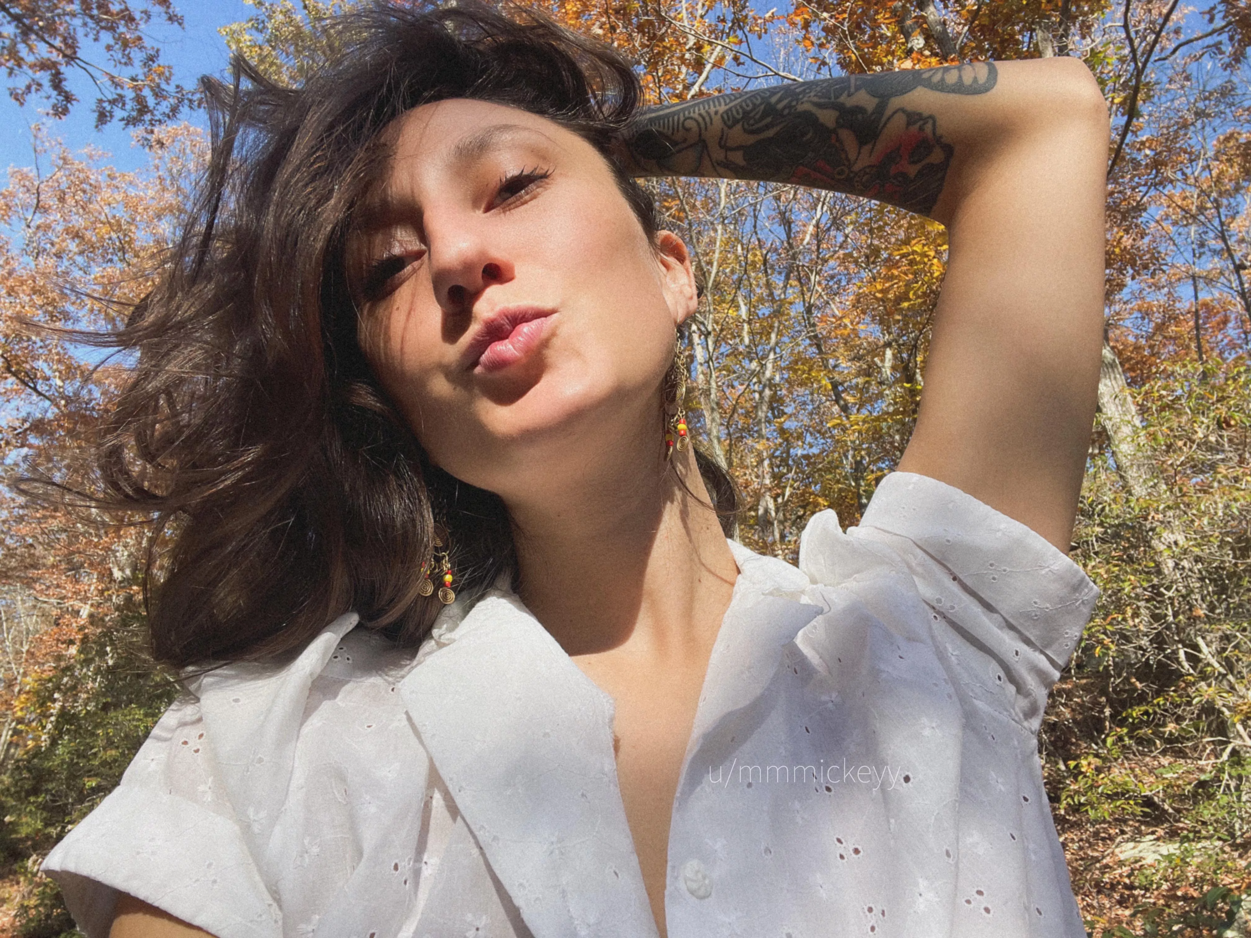 smooches in the woods please. ✨🍂