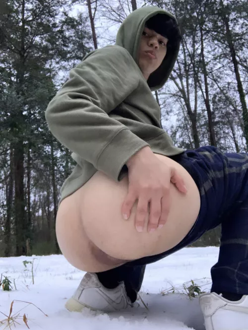 Snow Day Fun! βοΈ Letting my ass breathe in the snow π©βοΈπ¨