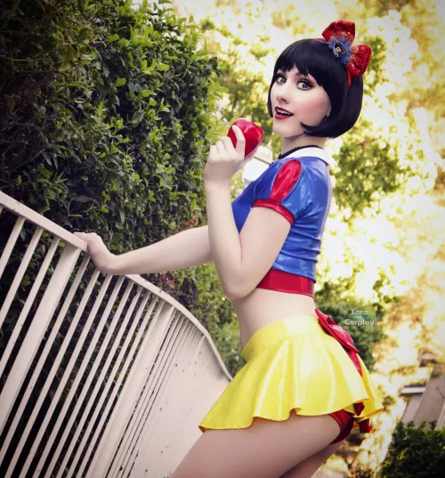 Snow White by taranicoleazarian