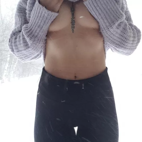 Snowy underboob